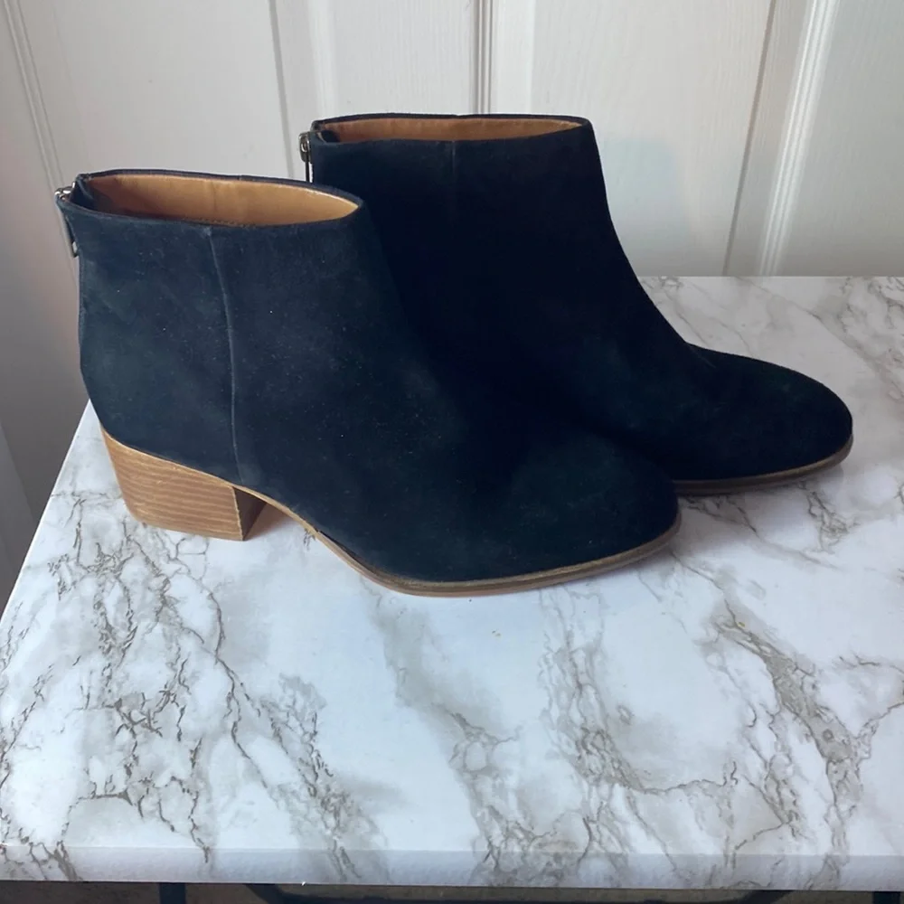 Seychelles Floodplain Suede  Bootie Black Size 8.5  Ankle Boots 2” heel